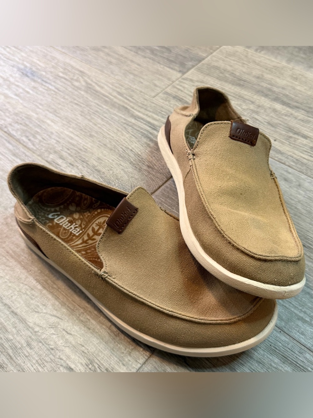 OluKai Manoa 10382-1033 Men’s Tan Canvas Lightweight Slip On Shoes Size 9